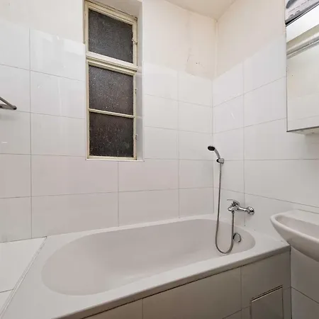 Apartamento Manesova 4 *
