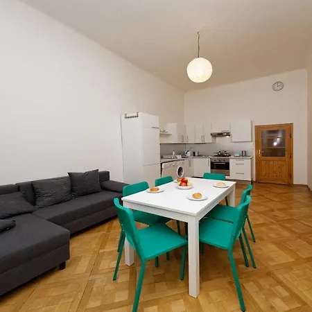 Lägenhet Manesova 4 *